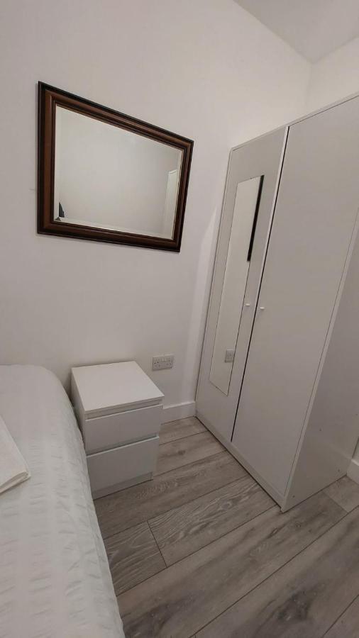 Double En-Suite Room Available In 3 Bed Apt Londen Buitenkant foto